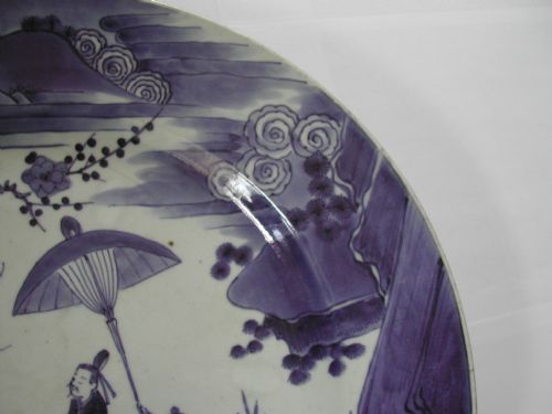 A VERY FINE ARITA KAKIEMON STYLE LARGE BLUE AND WHITE DISH DATING TO THE EARLY 18TH CENTURY - ADDITIONAL PHOTO 19