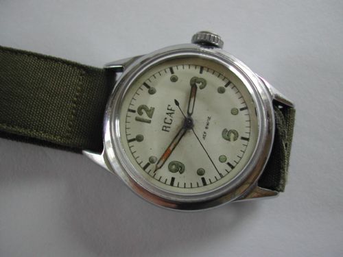 A RARE RCAF ROYAL CANADIAN AIR FORCE PILOTS WATCH NO W1602 DATED 1942 - ADDITIONAL PHOTO 1