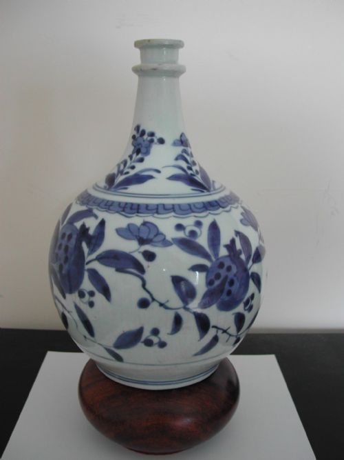 JAPANESE ARITA BLUE AND WHITE GALLIPOT DATING TO THE LATE 17TH CENTURY - ADDITIONAL PHOTO 1