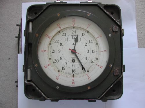 FOR SALE THIS RARE SMITHS SIGNAL CENTRE CLOCK WITH SMITHS ASTRAL 8DAY PLATFORM ESCAPEMENT MOVEMENT FOR USE IN WET OPERATIONS ROOMS DATING CIRCA 1950S - ADDITIONAL PHOTO 1
