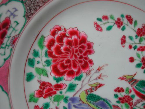 A FINE CHINESE GOLDEN PHEASANT FAMILLE ROSE PLATE DATING TO THE YONGZHENG PERIOD CIRCA 1730 - ADDITIONAL PHOTO 4