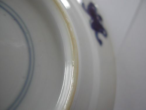 A FINE SMALL CHINESE BLUE AND WHITE PLATE DATING TO THE KANGXI PERIOD - ADDITIONAL PHOTO 3