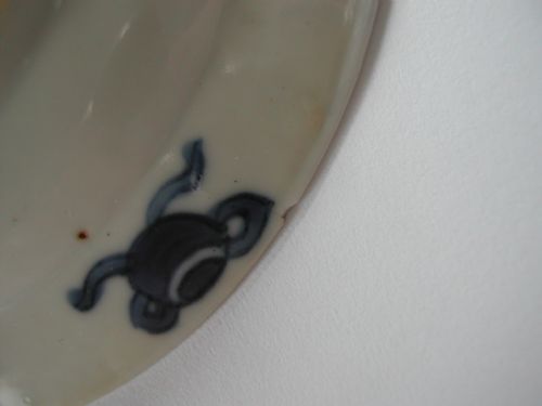A FINE SMALL CHINESE BLUE AND WHITE PLATE DATING TO THE KANGXI PERIOD - ADDITIONAL PHOTO 5