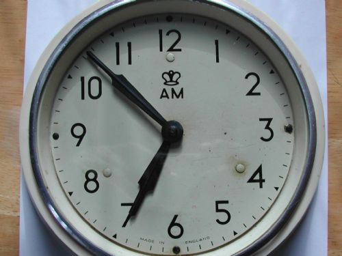 smiths raf issue wall clock dated 1951 in rare white plastic case - CATEGORY: ANTIQUE CLOCKS - DATED 1950