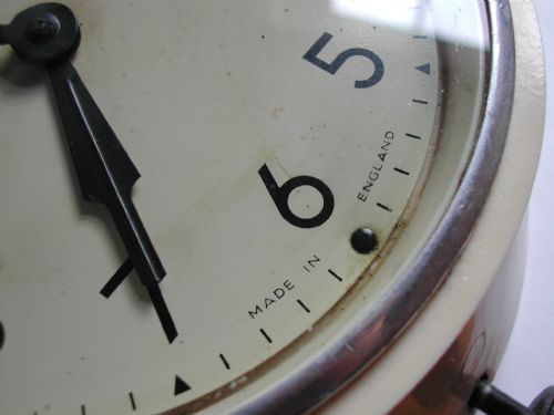 SMITHS RAF ISSUE WALL CLOCK DATED 1951 IN RARE WHITE PLASTIC CASE - ADDITIONAL PHOTO 4
