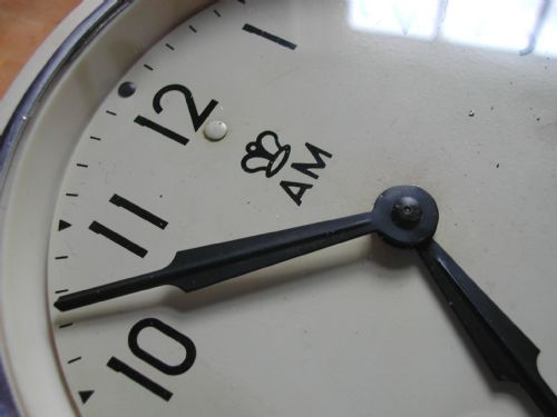 SMITHS RAF ISSUE WALL CLOCK DATED 1951 IN RARE WHITE PLASTIC CASE - ADDITIONAL PHOTO 5
