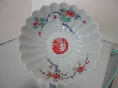 japanese kakiemon chrysanthemum petal shaped bowl dating 18th century - CATEGORY: ANTIQUE CERAMICS - DATED 18TH CENTURY