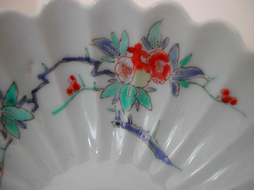 JAPANESE KAKIEMON CHRYSANTHEMUM PETAL SHAPED BOWL DATING 18TH CENTURY - ADDITIONAL PHOTO 2