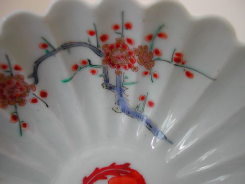JAPANESE KAKIEMON CHRYSANTHEMUM PETAL SHAPED BOWL DATING 18TH CENTURY - ADDITIONAL PHOTO 4