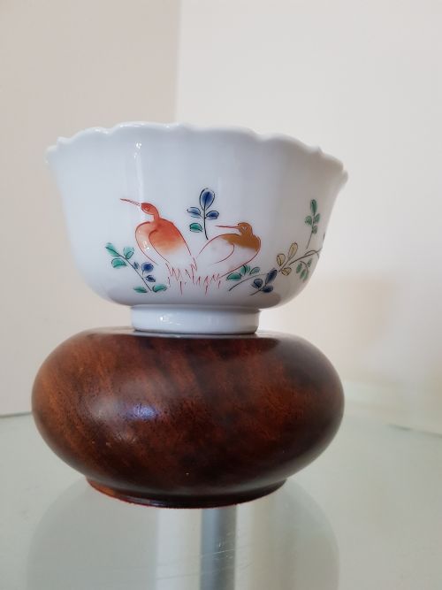 JAPANESE KAKIEMON BOWL PROBABLY ARITA WITH EVERTED PETAL SHAPED RIM DATING TO THE 18TH CENTURY - ADDITIONAL PHOTO 1
