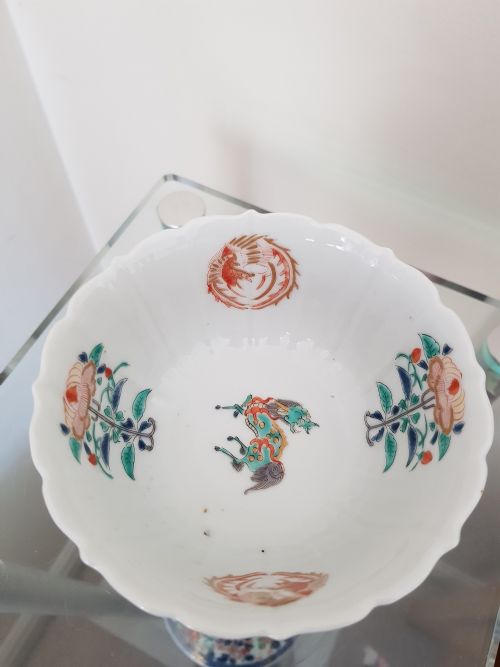 JAPANESE KAKIEMON BOWL PROBABLY ARITA WITH EVERTED PETAL SHAPED RIM DATING TO THE 18TH CENTURY - ADDITIONAL PHOTO 2