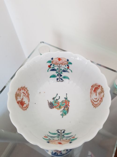 JAPANESE KAKIEMON BOWL PROBABLY ARITA WITH EVERTED PETAL SHAPED RIM DATING TO THE 18TH CENTURY - ADDITIONAL PHOTO 3