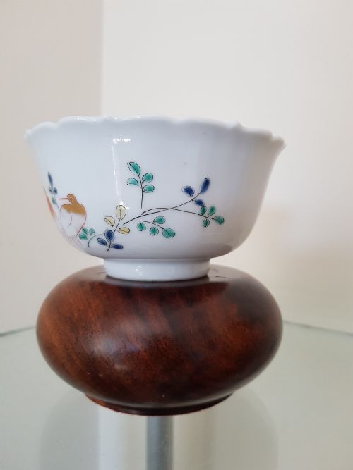 JAPANESE KAKIEMON BOWL PROBABLY ARITA WITH EVERTED PETAL SHAPED RIM DATING TO THE 18TH CENTURY - ADDITIONAL PHOTO 4