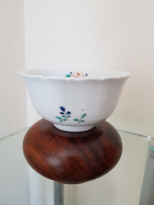 JAPANESE KAKIEMON BOWL PROBABLY ARITA WITH EVERTED PETAL SHAPED RIM DATING TO THE 18TH CENTURY - ADDITIONAL PHOTO 5