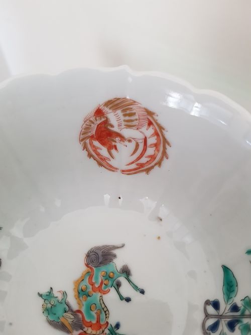 JAPANESE KAKIEMON BOWL PROBABLY ARITA WITH EVERTED PETAL SHAPED RIM DATING TO THE 18TH CENTURY - ADDITIONAL PHOTO 6