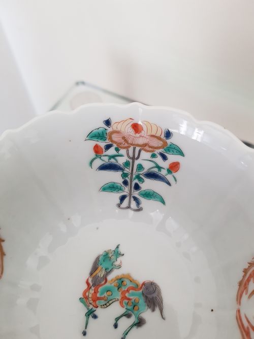 JAPANESE KAKIEMON BOWL PROBABLY ARITA WITH EVERTED PETAL SHAPED RIM DATING TO THE 18TH CENTURY - ADDITIONAL PHOTO 7