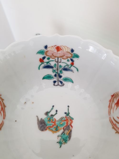 JAPANESE KAKIEMON BOWL PROBABLY ARITA WITH EVERTED PETAL SHAPED RIM DATING TO THE 18TH CENTURY - ADDITIONAL PHOTO 8