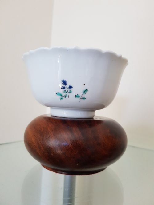 JAPANESE KAKIEMON BOWL PROBABLY ARITA WITH EVERTED PETAL SHAPED RIM DATING TO THE 18TH CENTURY - ADDITIONAL PHOTO 9