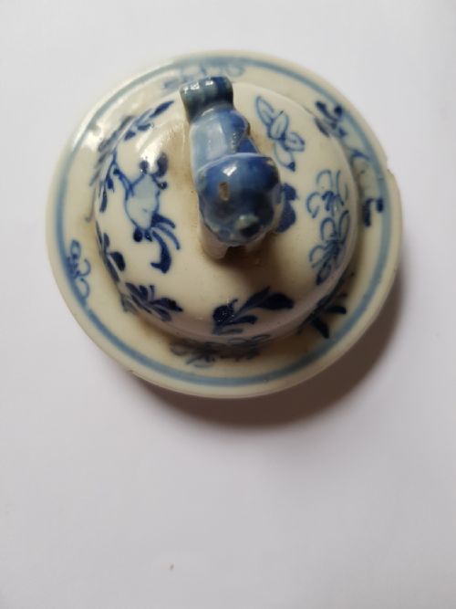 CHINESE BLUE AND WHITE TWIN DRAGON DECORATED VASE AND LID DATING LATE 19TH CENTURY - ADDITIONAL PHOTO 10