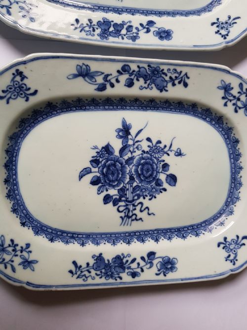 ATTRACTIVE PAIR OF CHINESE BLUE AND WHITE RECTANGULAR PLATES DATING CIRCA 1750 - ADDITIONAL PHOTO 1