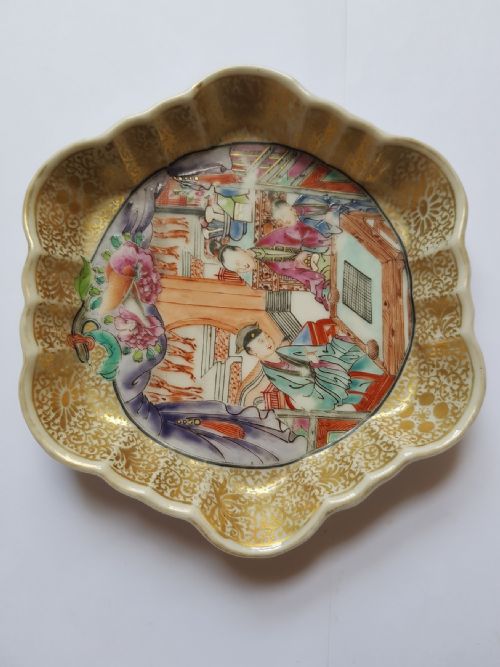 A MAGNIFICENT CHINESE FAMILLE ROSE TEAPOT STAND DATING VERY EARLY QIANLONG PERIOD FORMERLY IN THE GODDEN REFERENCE COLLECTION - ADDITIONAL PHOTO 1