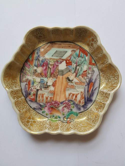 A MAGNIFICENT CHINESE FAMILLE ROSE TEAPOT STAND DATING VERY EARLY QIANLONG PERIOD FORMERLY IN THE GODDEN REFERENCE COLLECTION - ADDITIONAL PHOTO 2
