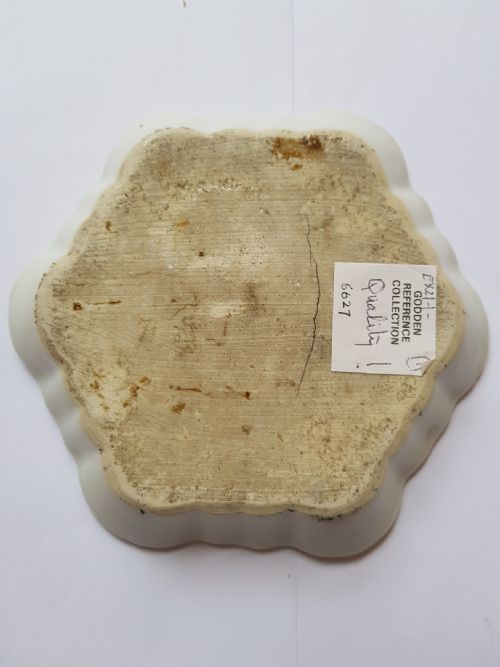 A MAGNIFICENT CHINESE FAMILLE ROSE TEAPOT STAND DATING VERY EARLY QIANLONG PERIOD FORMERLY IN THE GODDEN REFERENCE COLLECTION - ADDITIONAL PHOTO 4