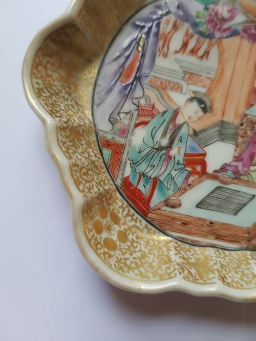 A MAGNIFICENT CHINESE FAMILLE ROSE TEAPOT STAND DATING VERY EARLY QIANLONG PERIOD FORMERLY IN THE GODDEN REFERENCE COLLECTION - ADDITIONAL PHOTO 7