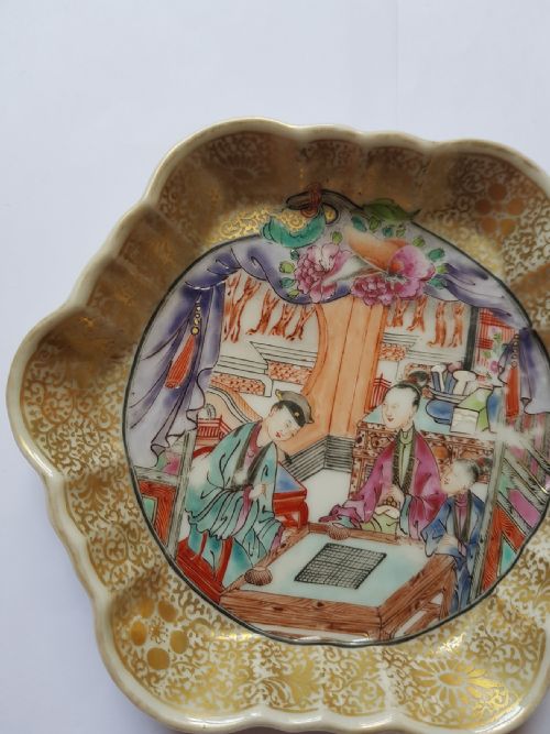 A MAGNIFICENT CHINESE FAMILLE ROSE TEAPOT STAND DATING VERY EARLY QIANLONG PERIOD FORMERLY IN THE GODDEN REFERENCE COLLECTION - ADDITIONAL PHOTO 9
