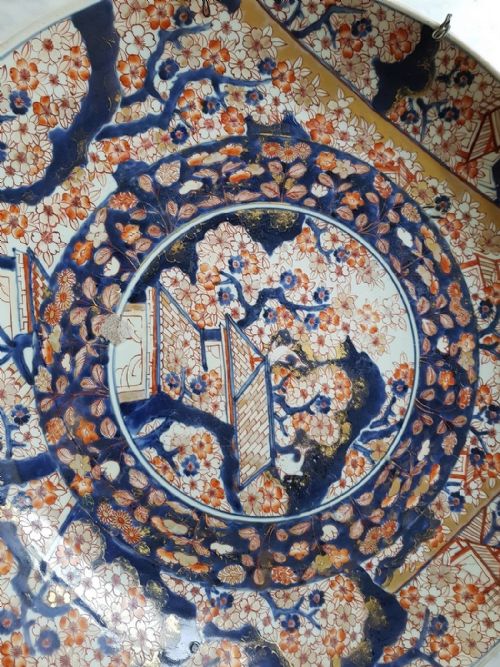 A MASSIVE JAPANESE DEEP DISH DECORATED IN THE IMARI PALETTE WITH A CENTRAL ROUNDEL OF A GARDEN SCENE DATING LATE 17TH EARLY 18TH CENTURY - ADDITIONAL PHOTO 1
