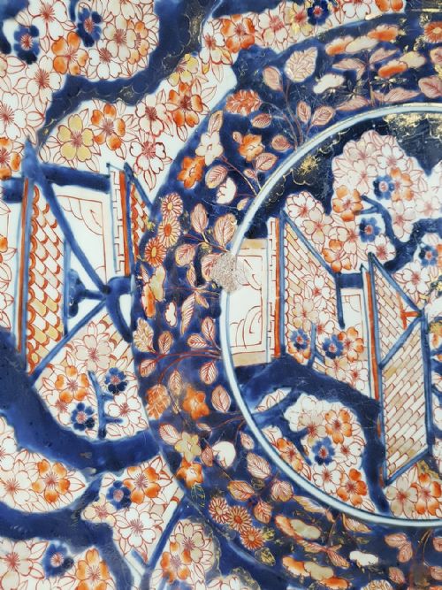 A MASSIVE JAPANESE DEEP DISH DECORATED IN THE IMARI PALETTE WITH A CENTRAL ROUNDEL OF A GARDEN SCENE DATING LATE 17TH EARLY 18TH CENTURY - ADDITIONAL PHOTO 2