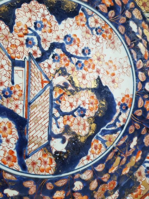 A MASSIVE JAPANESE DEEP DISH DECORATED IN THE IMARI PALETTE WITH A CENTRAL ROUNDEL OF A GARDEN SCENE DATING LATE 17TH EARLY 18TH CENTURY - ADDITIONAL PHOTO 3