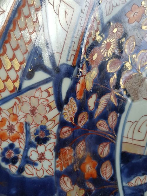 A MASSIVE JAPANESE DEEP DISH DECORATED IN THE IMARI PALETTE WITH A CENTRAL ROUNDEL OF A GARDEN SCENE DATING LATE 17TH EARLY 18TH CENTURY - ADDITIONAL PHOTO 4