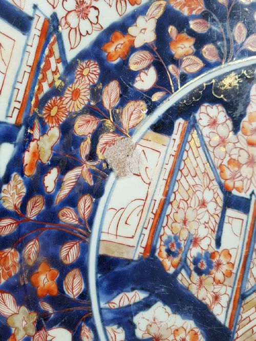 A MASSIVE JAPANESE DEEP DISH DECORATED IN THE IMARI PALETTE WITH A CENTRAL ROUNDEL OF A GARDEN SCENE DATING LATE 17TH EARLY 18TH CENTURY - ADDITIONAL PHOTO 5