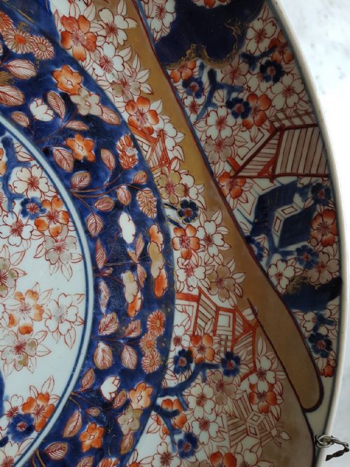 A MASSIVE JAPANESE DEEP DISH DECORATED IN THE IMARI PALETTE WITH A CENTRAL ROUNDEL OF A GARDEN SCENE DATING LATE 17TH EARLY 18TH CENTURY - ADDITIONAL PHOTO 6