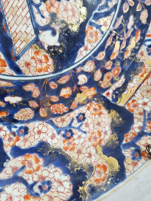 A MASSIVE JAPANESE DEEP DISH DECORATED IN THE IMARI PALETTE WITH A CENTRAL ROUNDEL OF A GARDEN SCENE DATING LATE 17TH EARLY 18TH CENTURY - ADDITIONAL PHOTO 7