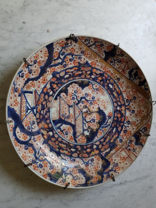 A MASSIVE JAPANESE DEEP DISH DECORATED IN THE IMARI PALETTE WITH A CENTRAL ROUNDEL OF A GARDEN SCENE DATING LATE 17TH EARLY 18TH CENTURY - ADDITIONAL PHOTO 8