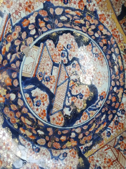 A MASSIVE JAPANESE DEEP DISH DECORATED IN THE IMARI PALETTE WITH A CENTRAL ROUNDEL OF A GARDEN SCENE DATING LATE 17TH EARLY 18TH CENTURY - ADDITIONAL PHOTO 9