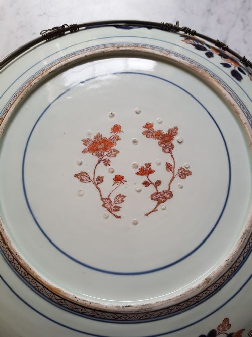 A MASSIVE JAPANESE DEEP DISH DECORATED IN THE IMARI PALETTE WITH A CENTRAL ROUNDEL OF A GARDEN SCENE DATING LATE 17TH EARLY 18TH CENTURY - ADDITIONAL PHOTO 10
