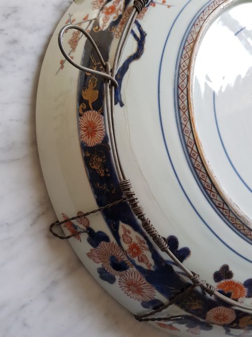 A MASSIVE JAPANESE DEEP DISH DECORATED IN THE IMARI PALETTE WITH A CENTRAL ROUNDEL OF A GARDEN SCENE DATING LATE 17TH EARLY 18TH CENTURY - ADDITIONAL PHOTO 11