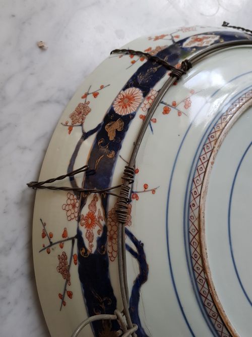 A MASSIVE JAPANESE DEEP DISH DECORATED IN THE IMARI PALETTE WITH A CENTRAL ROUNDEL OF A GARDEN SCENE DATING LATE 17TH EARLY 18TH CENTURY - ADDITIONAL PHOTO 12
