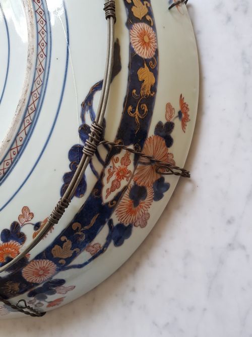 A MASSIVE JAPANESE DEEP DISH DECORATED IN THE IMARI PALETTE WITH A CENTRAL ROUNDEL OF A GARDEN SCENE DATING LATE 17TH EARLY 18TH CENTURY - ADDITIONAL PHOTO 13