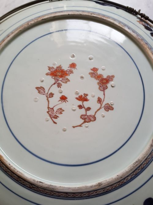 A MASSIVE JAPANESE DEEP DISH DECORATED IN THE IMARI PALETTE WITH A CENTRAL ROUNDEL OF A GARDEN SCENE DATING LATE 17TH EARLY 18TH CENTURY - ADDITIONAL PHOTO 14
