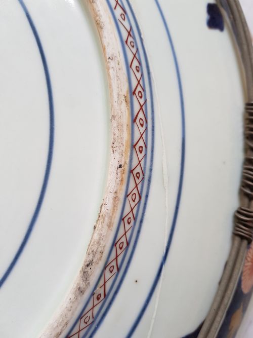 A MASSIVE JAPANESE DEEP DISH DECORATED IN THE IMARI PALETTE WITH A CENTRAL ROUNDEL OF A GARDEN SCENE DATING LATE 17TH EARLY 18TH CENTURY - ADDITIONAL PHOTO 15