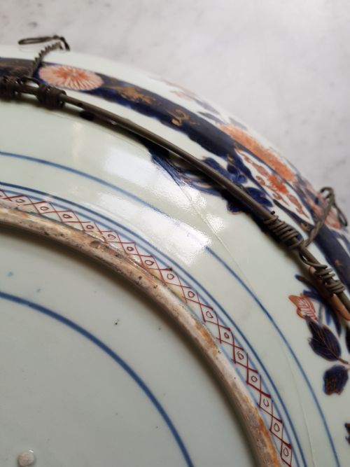A MASSIVE JAPANESE DEEP DISH DECORATED IN THE IMARI PALETTE WITH A CENTRAL ROUNDEL OF A GARDEN SCENE DATING LATE 17TH EARLY 18TH CENTURY - ADDITIONAL PHOTO 16