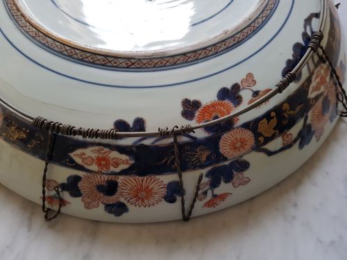 A MASSIVE JAPANESE DEEP DISH DECORATED IN THE IMARI PALETTE WITH A CENTRAL ROUNDEL OF A GARDEN SCENE DATING LATE 17TH EARLY 18TH CENTURY - ADDITIONAL PHOTO 17