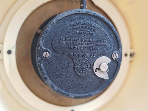 SMITHS RAF ISSUE WALL CLOCK DATED 1951 IN RARE WHITE PLASTIC CASE - ADDITIONAL PHOTO 3