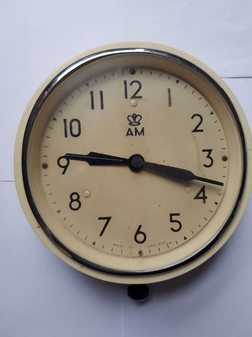 SMITHS RAF ISSUE WALL CLOCK DATED 1951 IN RARE WHITE PLASTIC CASE - ADDITIONAL PHOTO 1