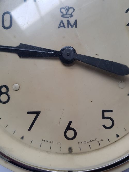 SMITHS RAF ISSUE WALL CLOCK DATED 1951 IN RARE WHITE PLASTIC CASE - ADDITIONAL PHOTO 7