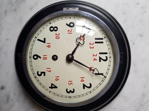 A RARE BRW BRITISH RAIL WESTERN ISSUED RAILWAY CLOCK BY F W ELLIOTT NO BRW 5237 DATING CIRCA 1955 - ADDITIONAL PHOTO 5